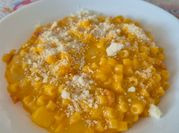 Una foto di pasta con pancetta e provola
