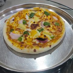 A picture of Paneer Makhani Pizza.