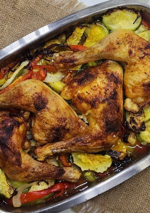 Una foto de 🍗Pollo al horno con zapallitos, cebolla y morrón 🍗 Cocción diferida 🍗
