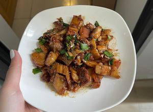 Hình của món Thịt ba chỉ rang cháy cạnh.