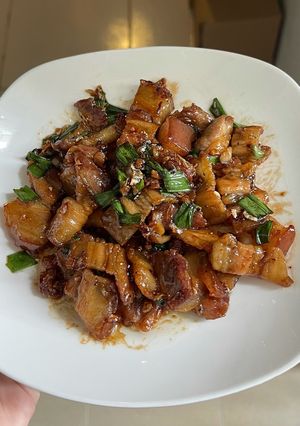 Hình của món Thịt ba chỉ rang cháy cạnh.