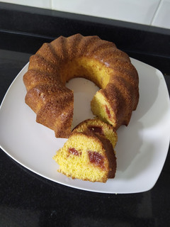 Una foto de Torta de harina de maíz con dulce de membrillo 💗💗💗