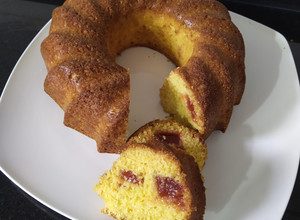 Una foto de Torta de harina de maíz con dulce de membrillo 💗💗💗