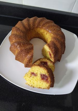 Una foto de Torta de harina de maíz con dulce de membrillo 💗💗💗