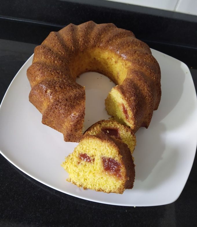 Una foto de Torta de harina de maíz con dulce de membrillo 💗💗💗