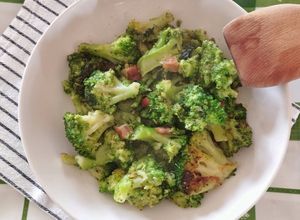 Foto di Broccoli saltati in padella con pancetta al peperoncino 🌷