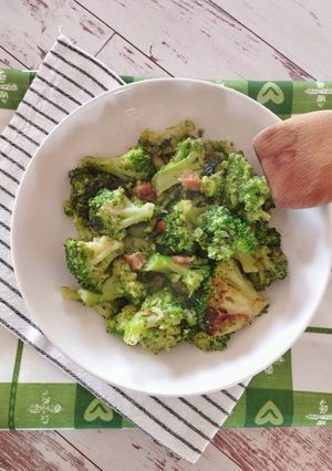 Foto di Broccoli saltati in padella con pancetta al peperoncino 🌷