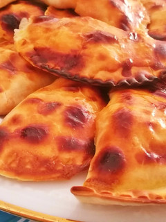 Una foto de Empanadillas rápidas de atún, sofrito de tomate y huevo duro
