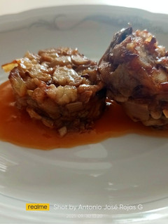 Una foto de Andares de cerdo relleno de setas y langostinos