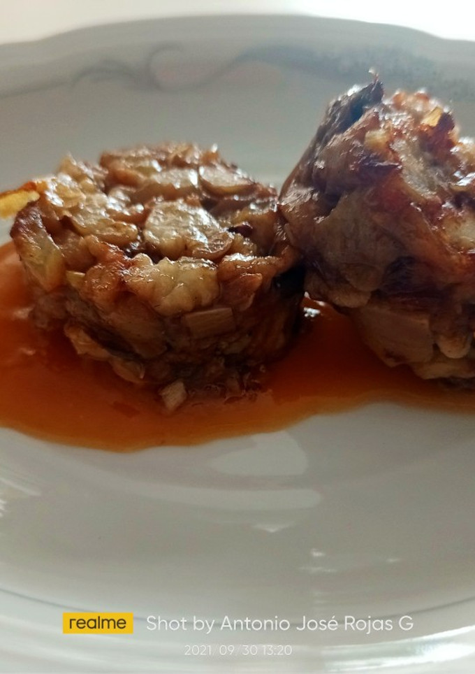 Una foto de Andares de cerdo relleno de setas y langostinos