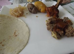 Una foto de Bocadillos mexicanos, alitas, costillas y piernas a la cazuela