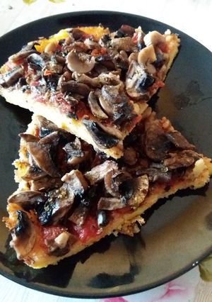 O poză a rețetei Pizza de mămăligă cu ciuperci 😉.