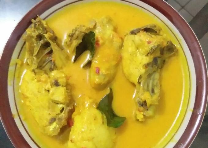 Opor Ayam Bumbu Kuning