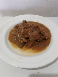 Una foto de Hígado de res en salsa roja (de tomate)