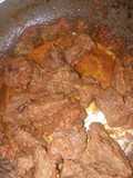 Carne colorada con papas en salsa de queso