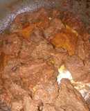 Carne colorada con papas en salsa de queso