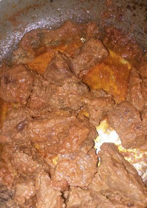 Una foto de Carne colorada con papas en salsa de queso