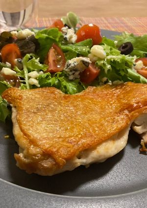 Hình của món 🥗🍯 Salad phô mai xanh mật ong (Blue cheese with honey salad) 🍯🥗.
