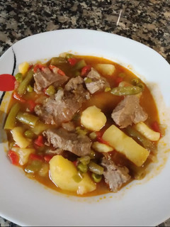 Una foto de Estofado de carrillada con verduras