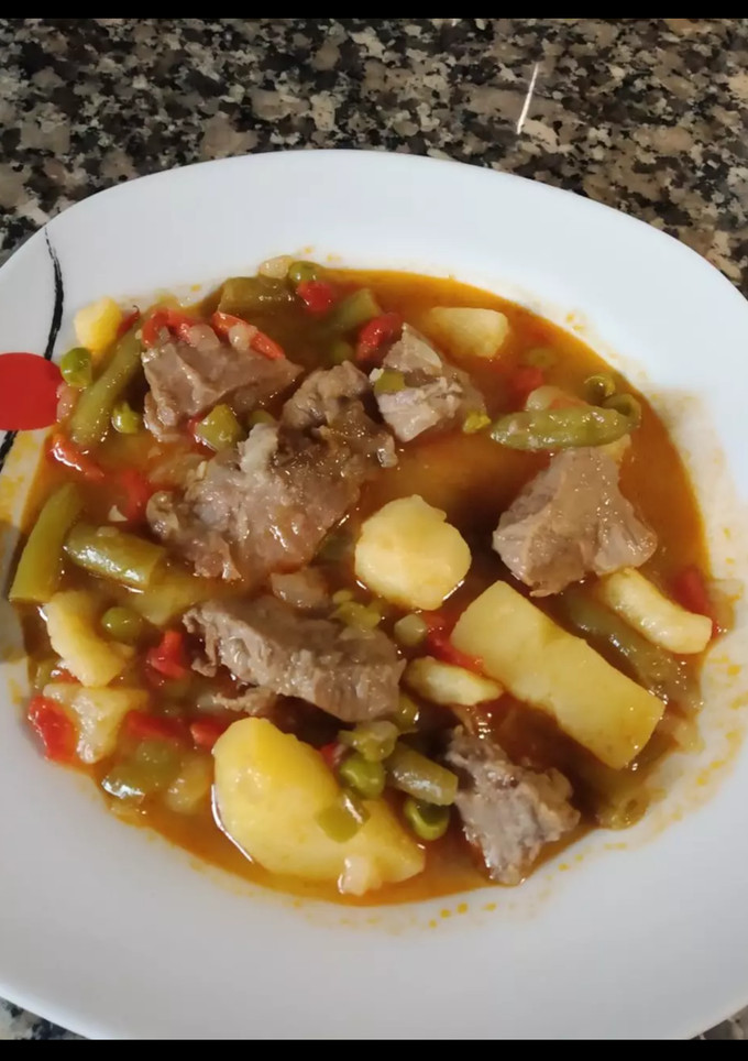 Una foto de Estofado de carrillada con verduras