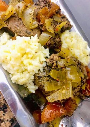 Una foto de BIFES DE HÍGADO VACUNO (salteados con cebolla, tomate y vino blanco) 🍲👏😋😋❤️