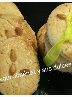Una foto de Pastas de Navidad de nata y piñones