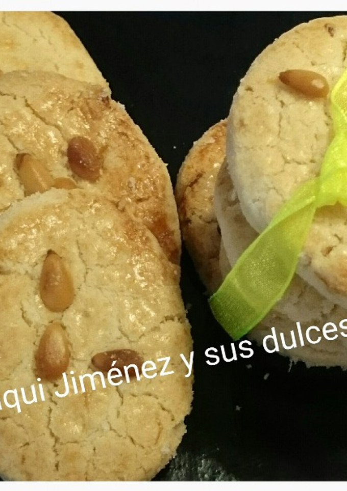 Una foto de Pastas de Navidad de nata y piñones