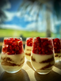 Una foto de Vasitos de limón con fresas