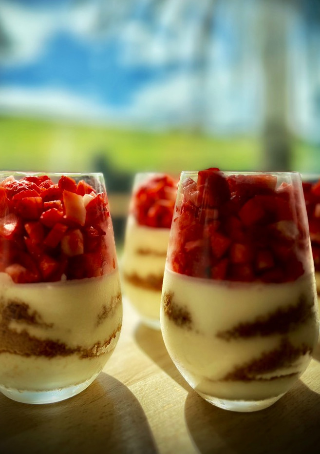 Una foto de Vasitos de limón con fresas