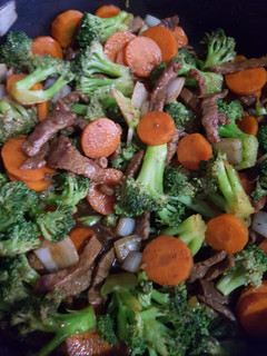 Una foto de Carne de res con brócoli y zanahoria