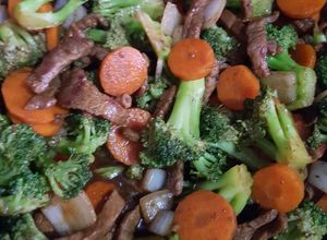Una foto de Carne de res con brócoli y zanahoria