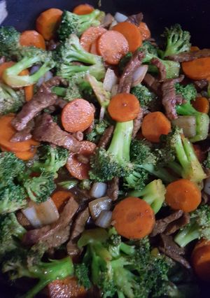 Una foto de Carne de res con brócoli y zanahoria