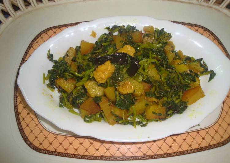 Recipe of Quick Bathua Saag With Pakora And Potato Curry