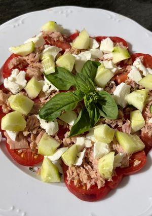 Una foto de Ensalada de tomate 🍅 y pepino 🥒