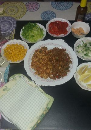 Una foto de Tacos a la gra 😊de pollo y carne🐥🐄