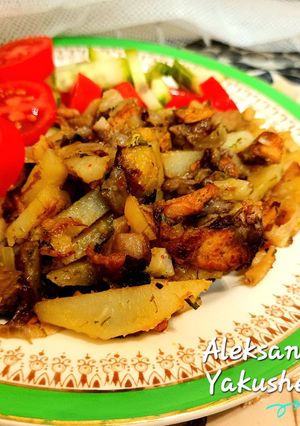 A picture of Fried potatoes with wild mushrooms.