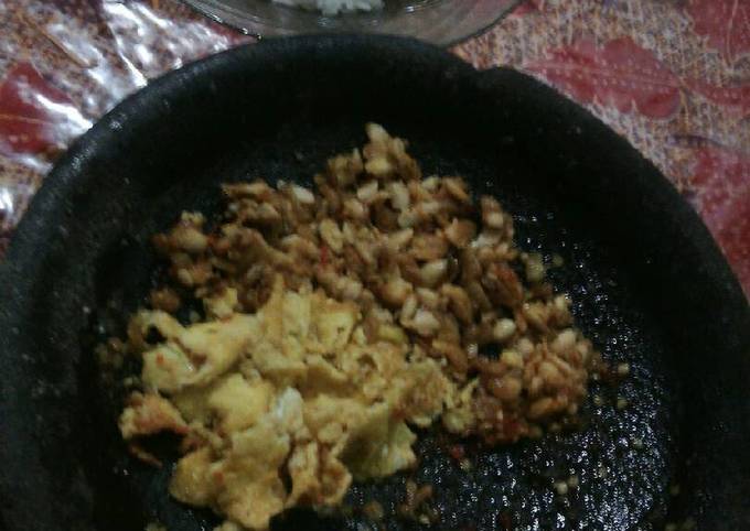 Langkah Mudah untuk Membuat Telor dadar dan tempe penyet sambel bawang, Lezat Sekali