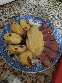 Una foto de Magret de pato con puré de manzana y patatas con cebolla Romero