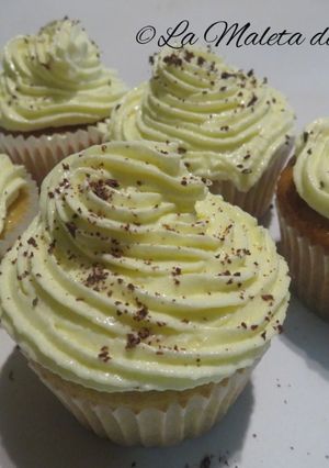Una foto de Cupcakes de vainilla y chocolate blanco