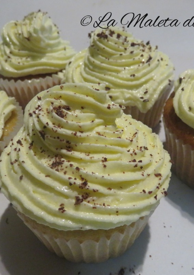 Una foto de Cupcakes de vainilla y chocolate blanco