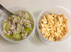 Hình của món Canh : bí + thịt heoMón ăn kèm: gà + trứng gà.
