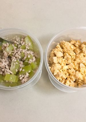 Hình của món Canh : bí + thịt heoMón ăn kèm: gà + trứng gà.