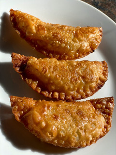 Una foto de Empanadillas de queso azul y mermelada de cebolla