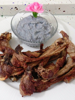 Una foto de Chuletillas de cordero y puré de patatas violetas