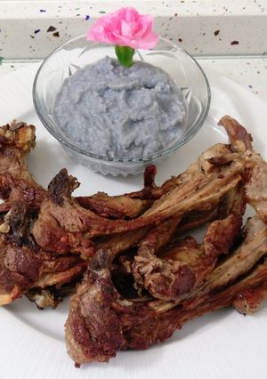 Una foto de Chuletillas de cordero y puré de patatas violetas
