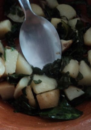 Una foto de Papas con quelite y epazote a lo ranchero