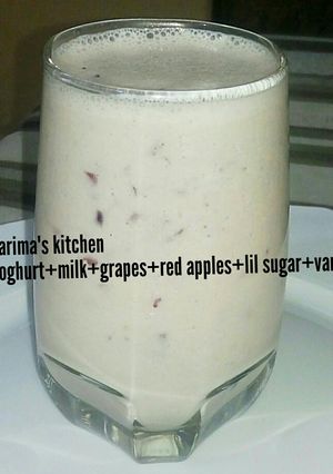 A picture of Apple yoghurt smoothie.