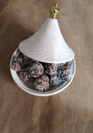 صورة لوصفة تمر مع جوز الهند مع فنجان قهوة ساده روَوووووووعه 😋😋