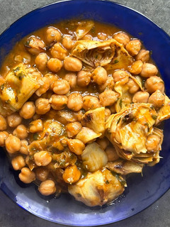 Una foto de Garbanzos con alcachofa (de bote)