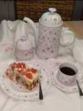 Marmorkuchen mit Vanillepudding und Erdbeeren